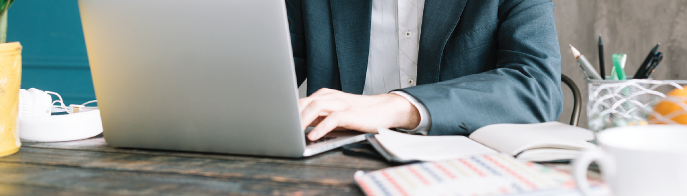 pessoa em ambiente de escritório a digitar no computador