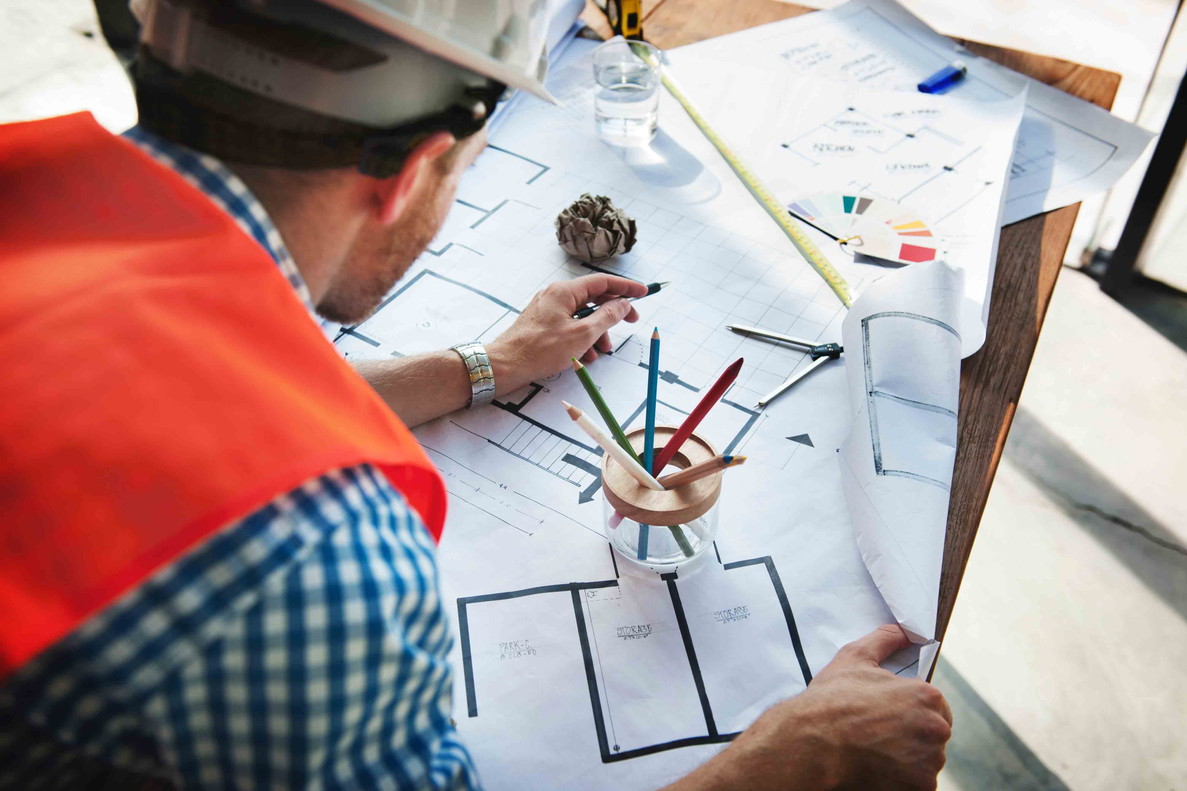 engenheiro a fazer um projeto