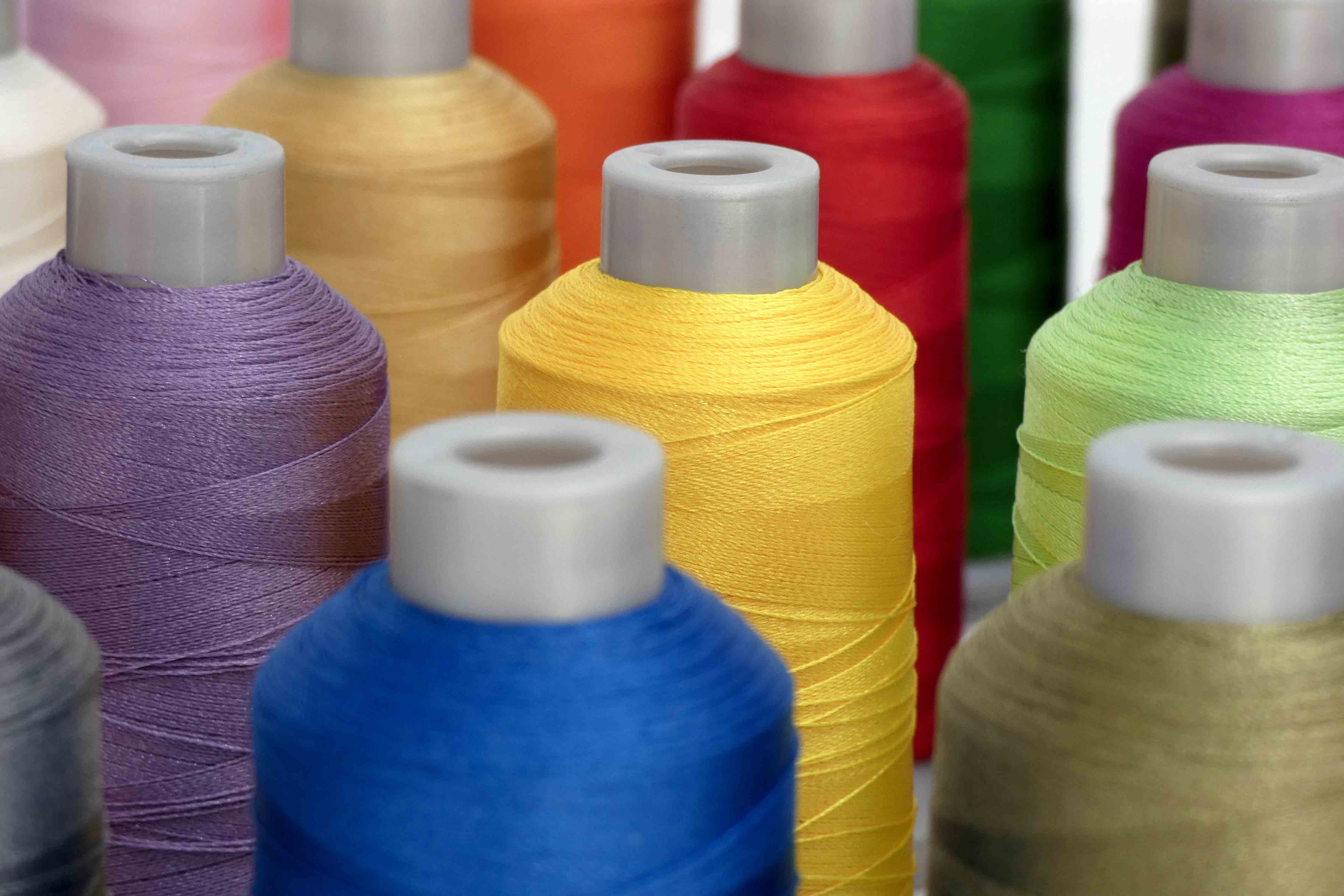 carretéis de linhas de várias cores