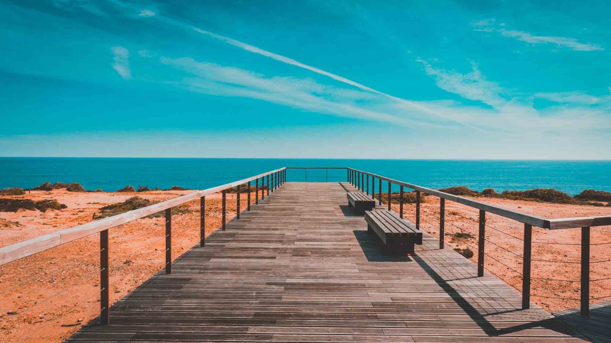 Bancada com vista para a praia